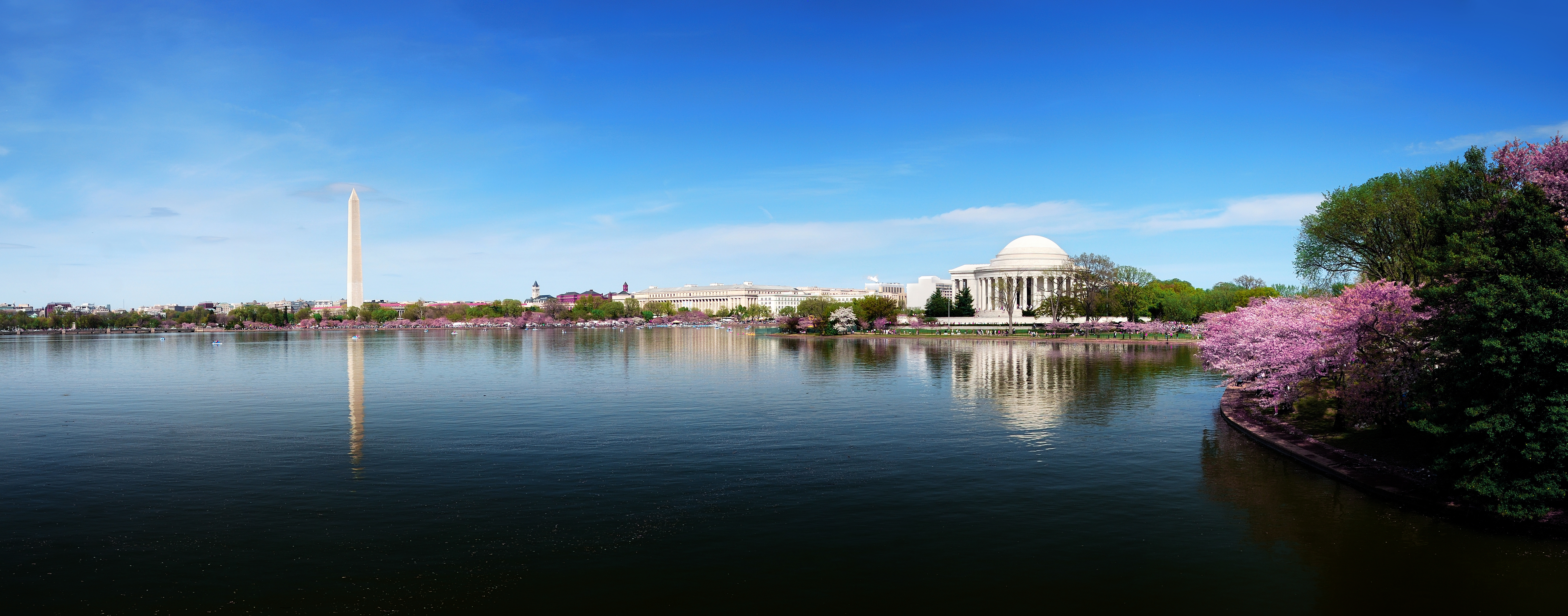 Photo of Washington monument and lake